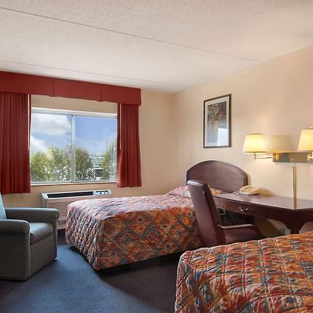 Super 8 By Wyndham Manchester Airport חדר תמונה
